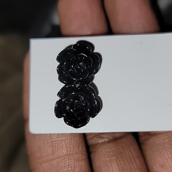 Rose Choker & Rose Stud Earrings - Picture 8 of 8